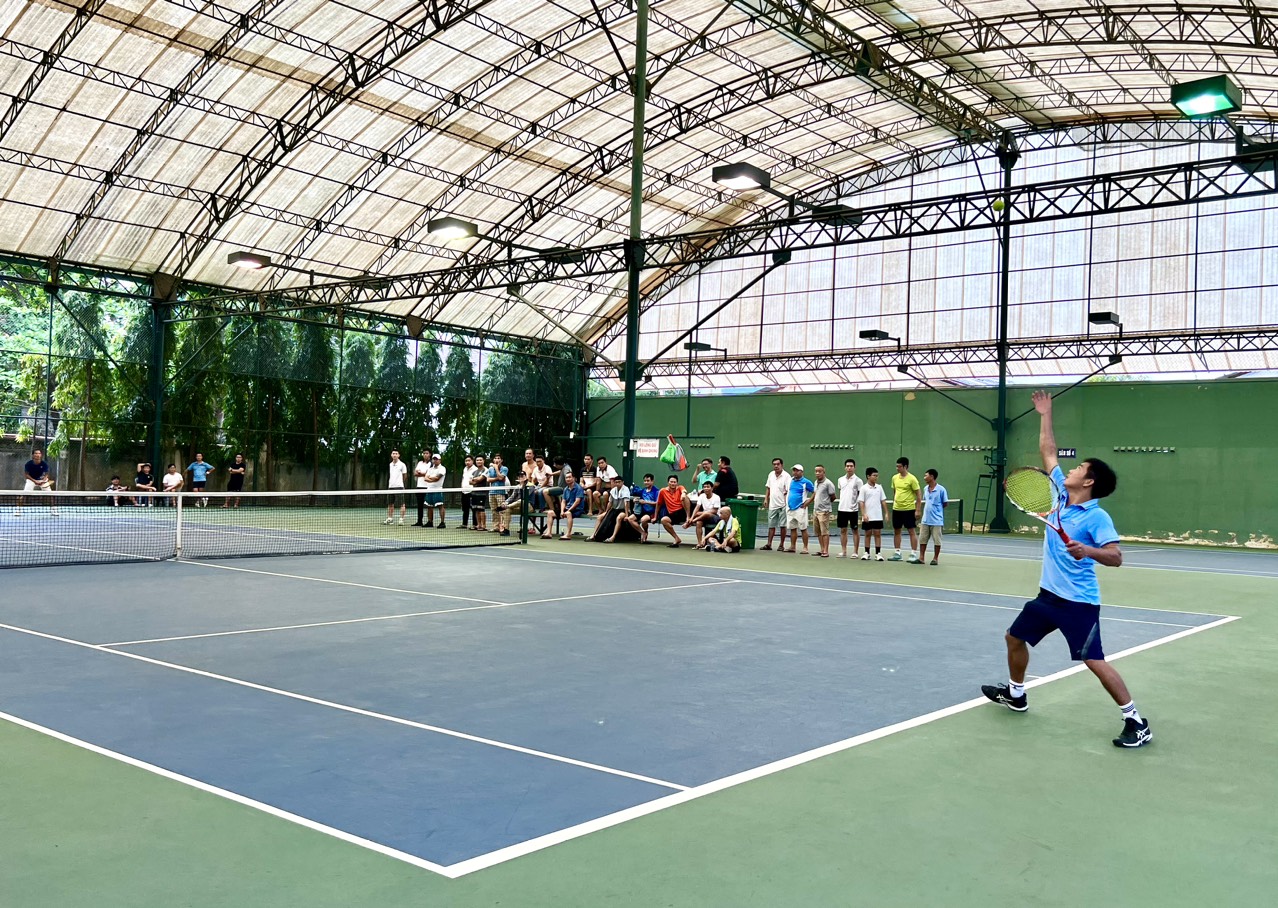 VĐV tham gia thi đấu giải quần vợt được tổ chức tại Trung tâm VH-TT Vietsovpetro.
