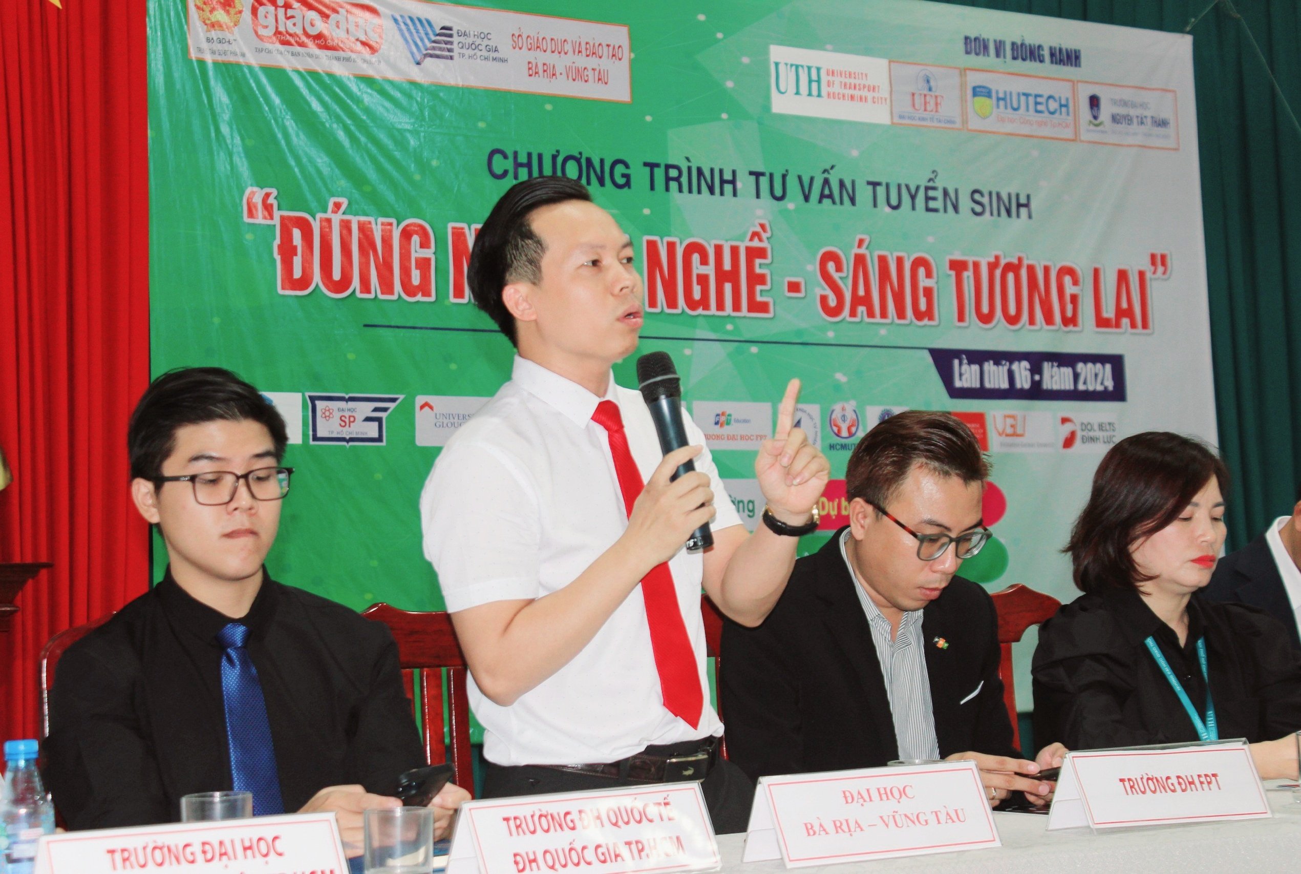 TS. Võ Minh Hùng, Viện trưởng Viện Đào tạo Sau ĐH và Phát triển nguồn nhân lực Trường ĐH bà Rịa - Vũng Tàu thông tin về chương trình đào tạo của trường tới HS.