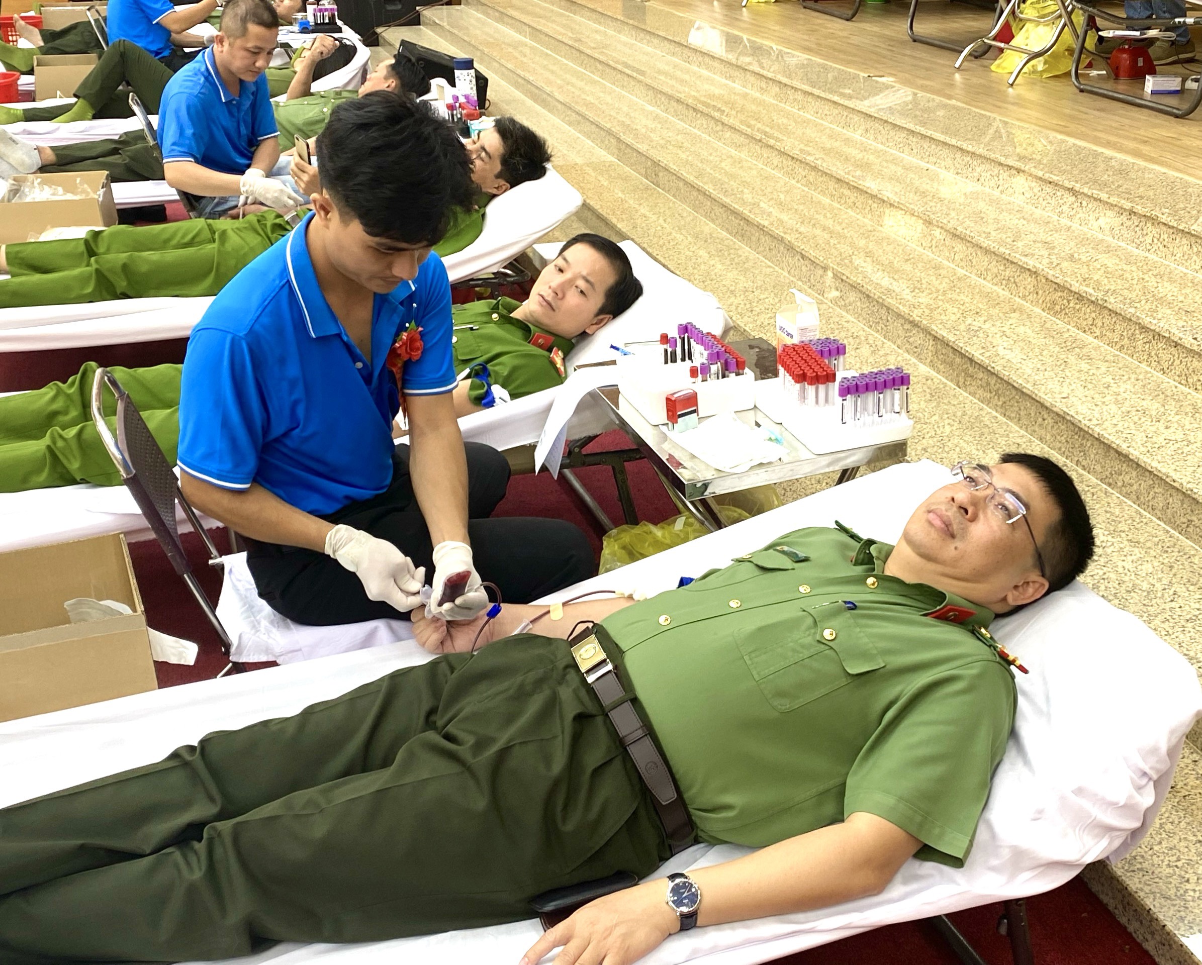 Cán bộ, chiễn sĩ lực lượng công an tham gia hiến máu.