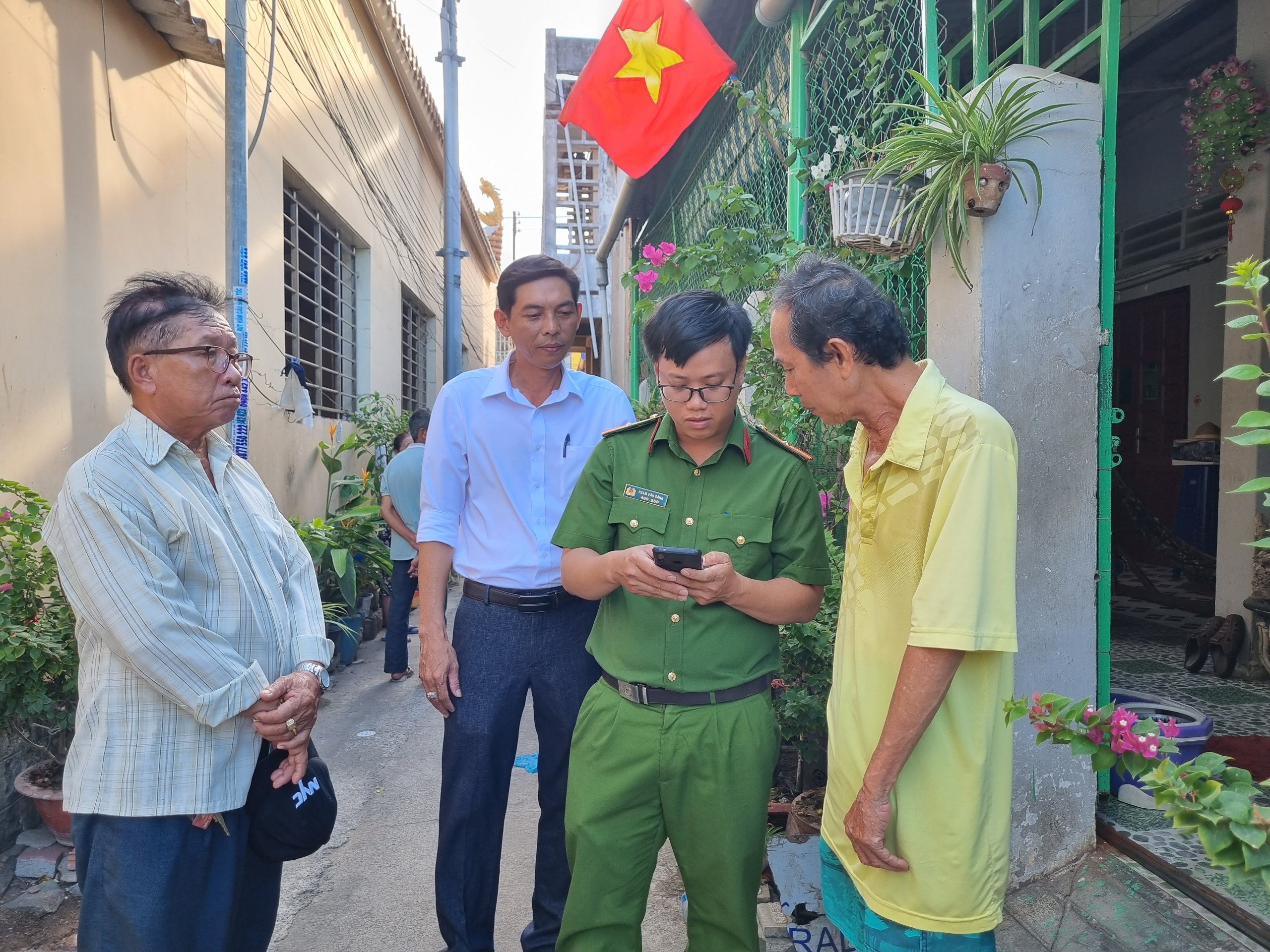 Công an khu vực thu thập thông tin từ người dân.