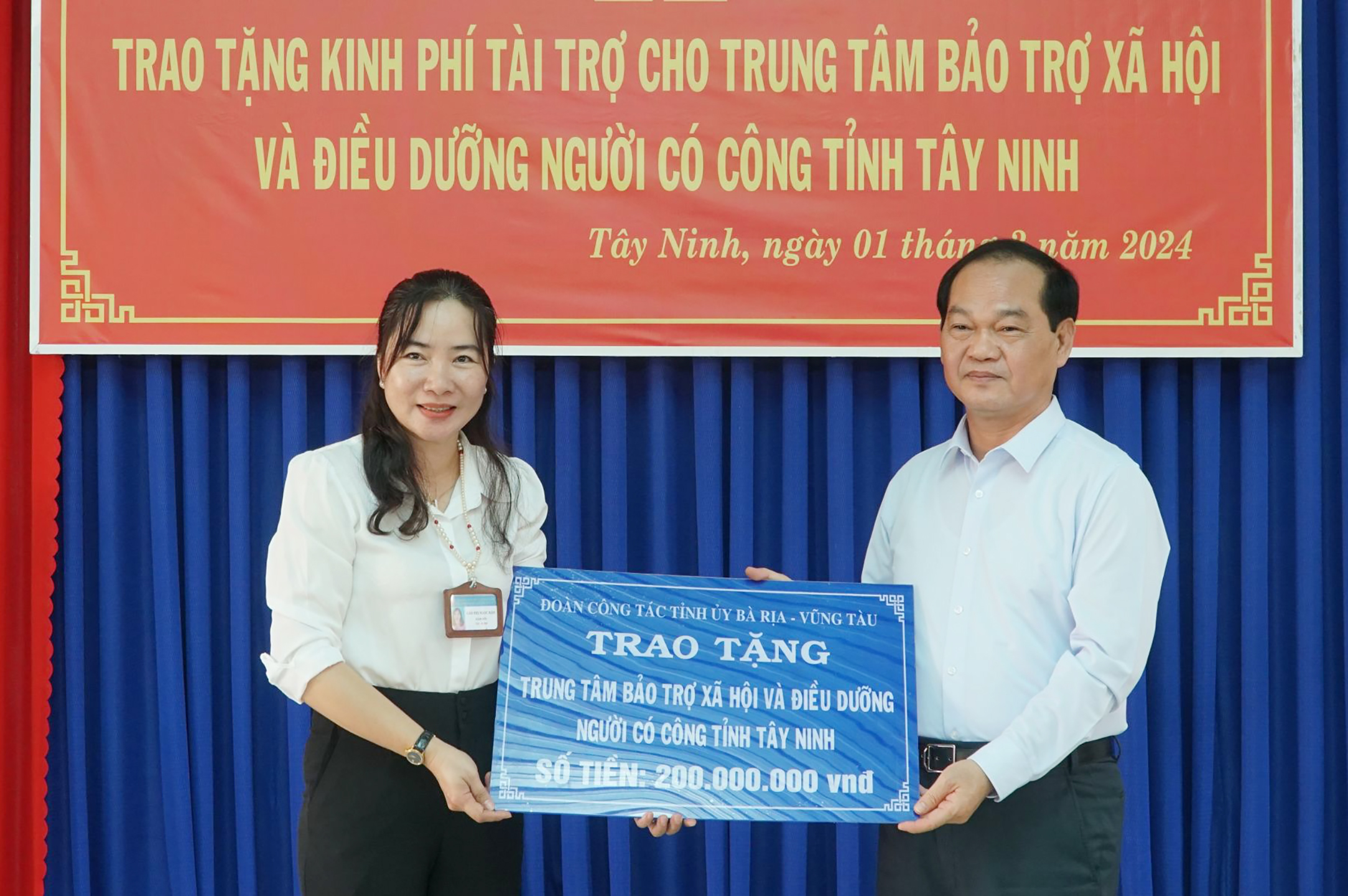 Phó Chủ tịch HĐND tỉnh Mai Ngọc Thuận trao bảng tượng trưng số tiền 200 triệu đồng đến đại diện Trung tâm Bảo trợ xã hội và Điều dưỡng Người có công Tây Ninh