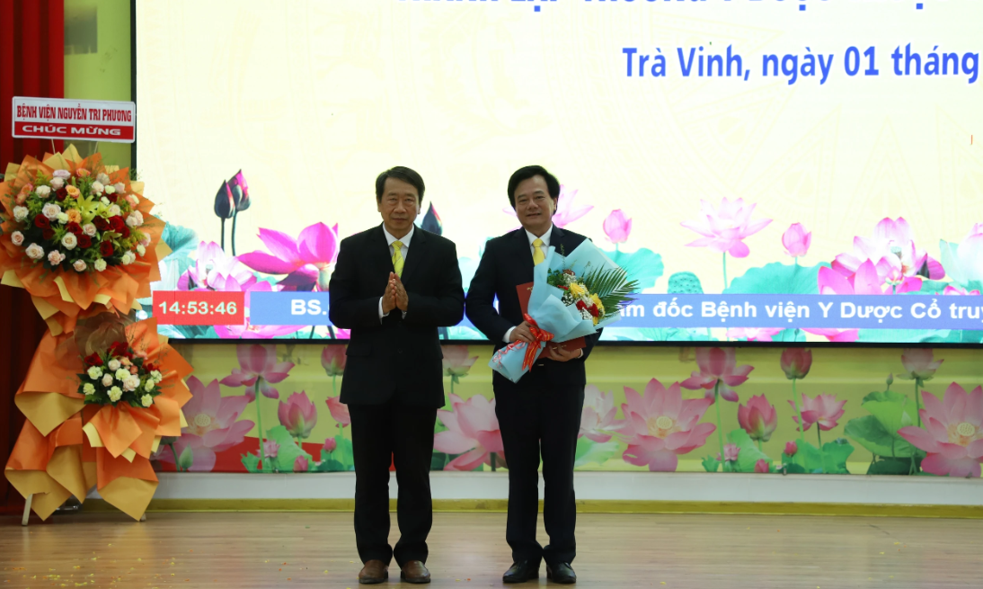 GS-TS Phạm Tiết Khánh, Chủ tịch Hội đồng trường Trường ĐH Trà Vinh, trao quyết định cho GS-TS-BS Tạ Văn Trầm giữ chức vụ Hiệu trưởng Trường Y dược