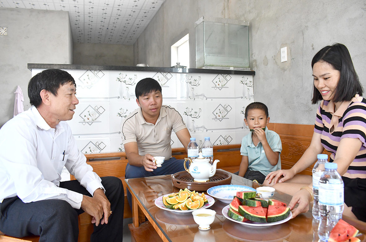 Ông Đặng Đình Danh (bìa trái), Bí thư kiêm Trưởng ấp Phước Tân, xã Tân Hưng, TP. Bà Rịa thăm hỏi gia đình chị Đặng Thị Kim Oanh (ấp Phước Tân, xã Tân Hưng, TP. Bà Rịa).