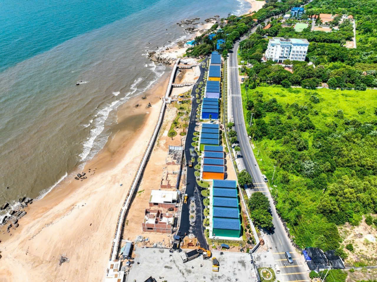 Quy hoạch chung của tỉnh đã tính toán đến các phương án quy hoạch đô thị, bảo vệ môi trường, phát triển kinh tế. Trong ảnh: Các dự án du lịch dọc biển Long Hải- Phước Hải.