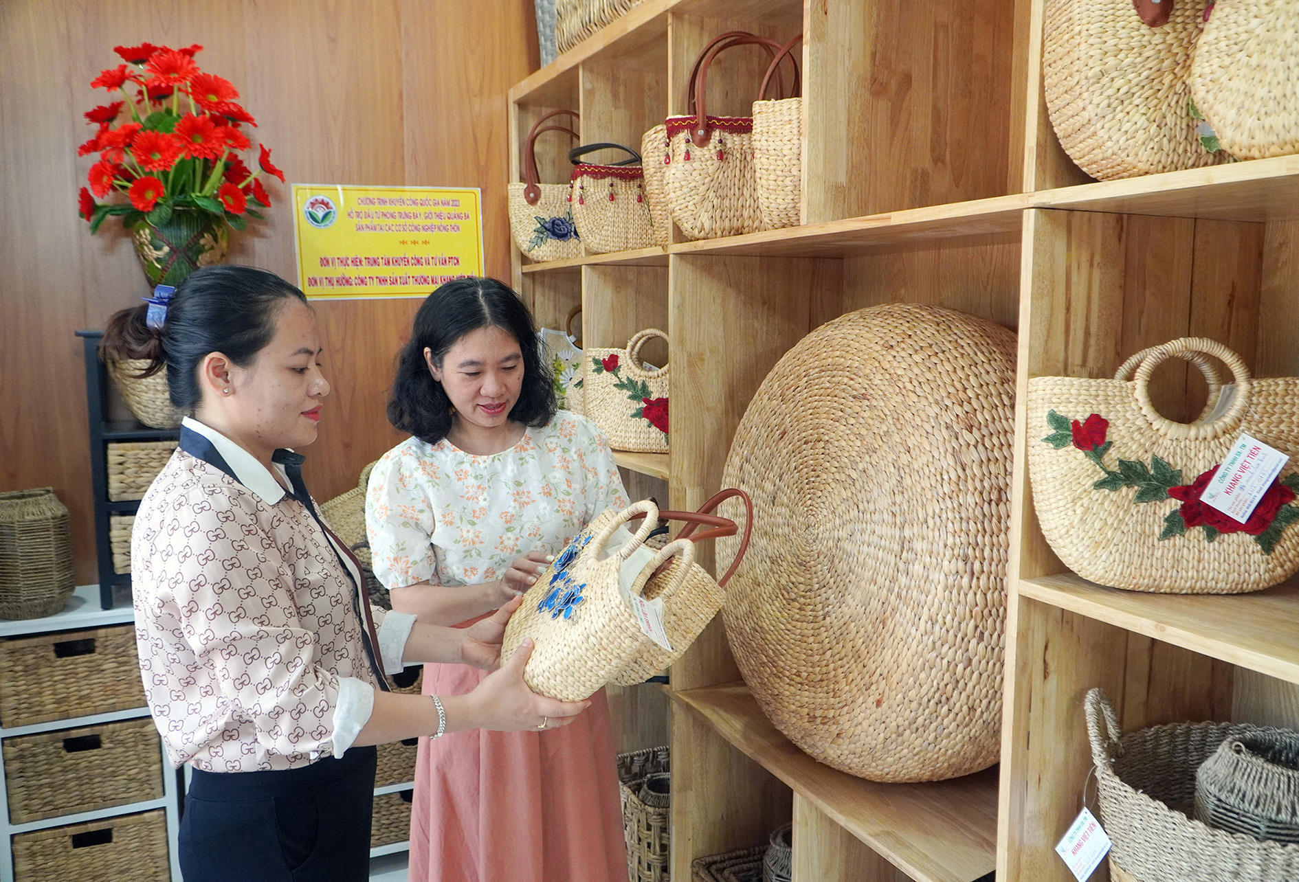 Các DN, cơ sở công nghiệp nông thôn có sản phẩm đạt danh hiệu tiêu biểu các cấp được hỗ trợ đầu tư mở rộng sản xuất và quảng bá. Trong ảnh: Khách hàng tham quan tại khu trưng bày sản phẩm của Công ty TNHH SX-TM Khang Việt Tiến, huyện Long Điền do nguồn khuyến công quốc gia hỗ trợ xây dựng.                         