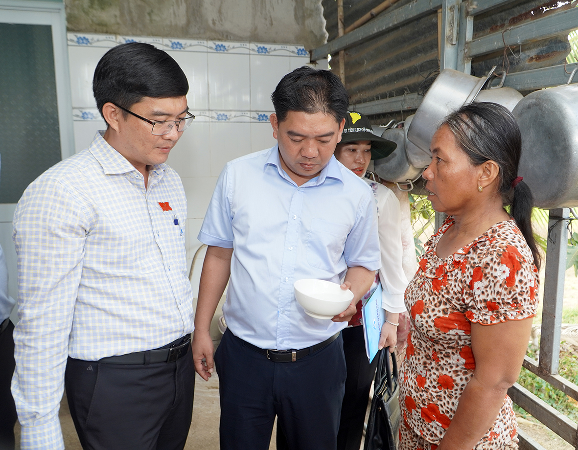 Đoàn giám sát của HĐND tỉnh ghi nhận về nhu cầu sử dụng nước sạch của người dân tại khu vực Len (ấp Gò Sầm, xã Láng Dài).