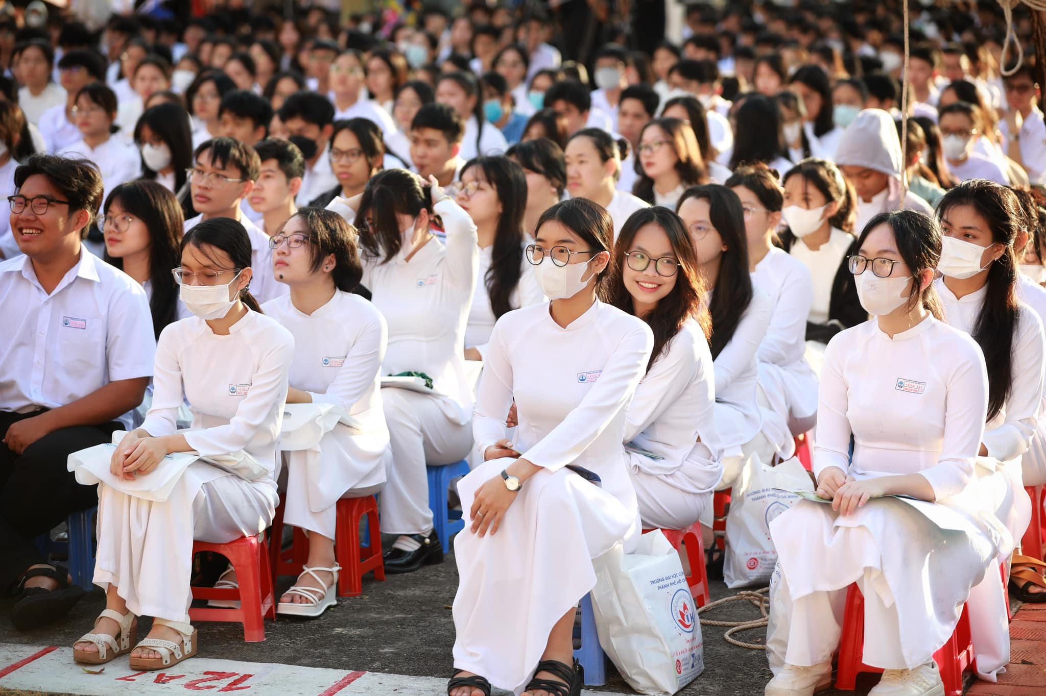 HS Trường THPT Vũng Tàu tham dự chương trình chương trình Tư vấn mùa thi do Báo Thanh Niên phối hợp với Bộ GD-ĐT và Sở GD-ĐT Bà Rịa-Vũng Tàu tổ chức.