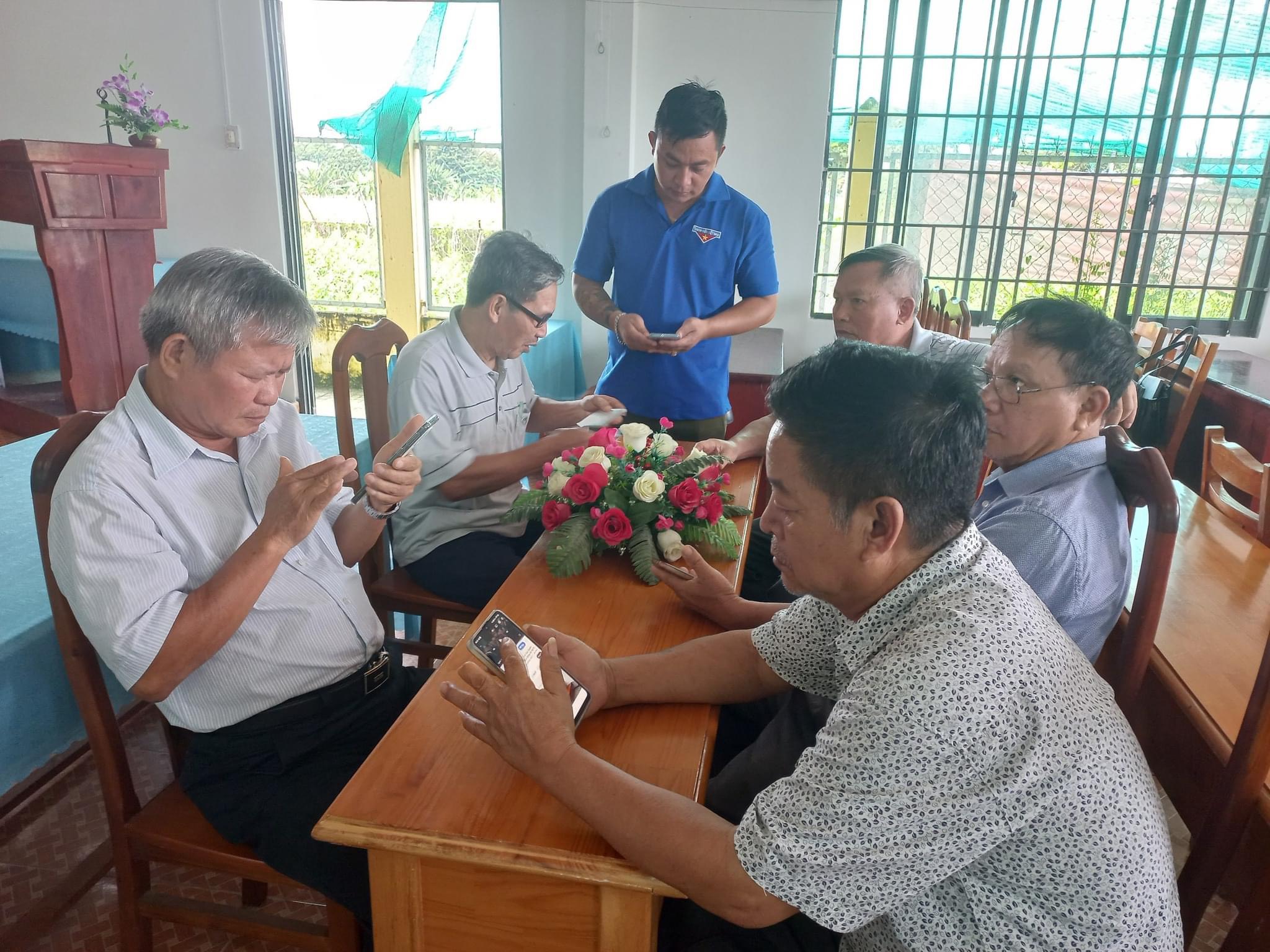 Chi hội Người cao tuổi khu phố 2 (phường Long Tâm, TP.Bà Rịa)  phối hợp với Đoàn Thanh niên phường tuyên truyền, hỗ trợ hội viên  NCT về chuyển đổi số.