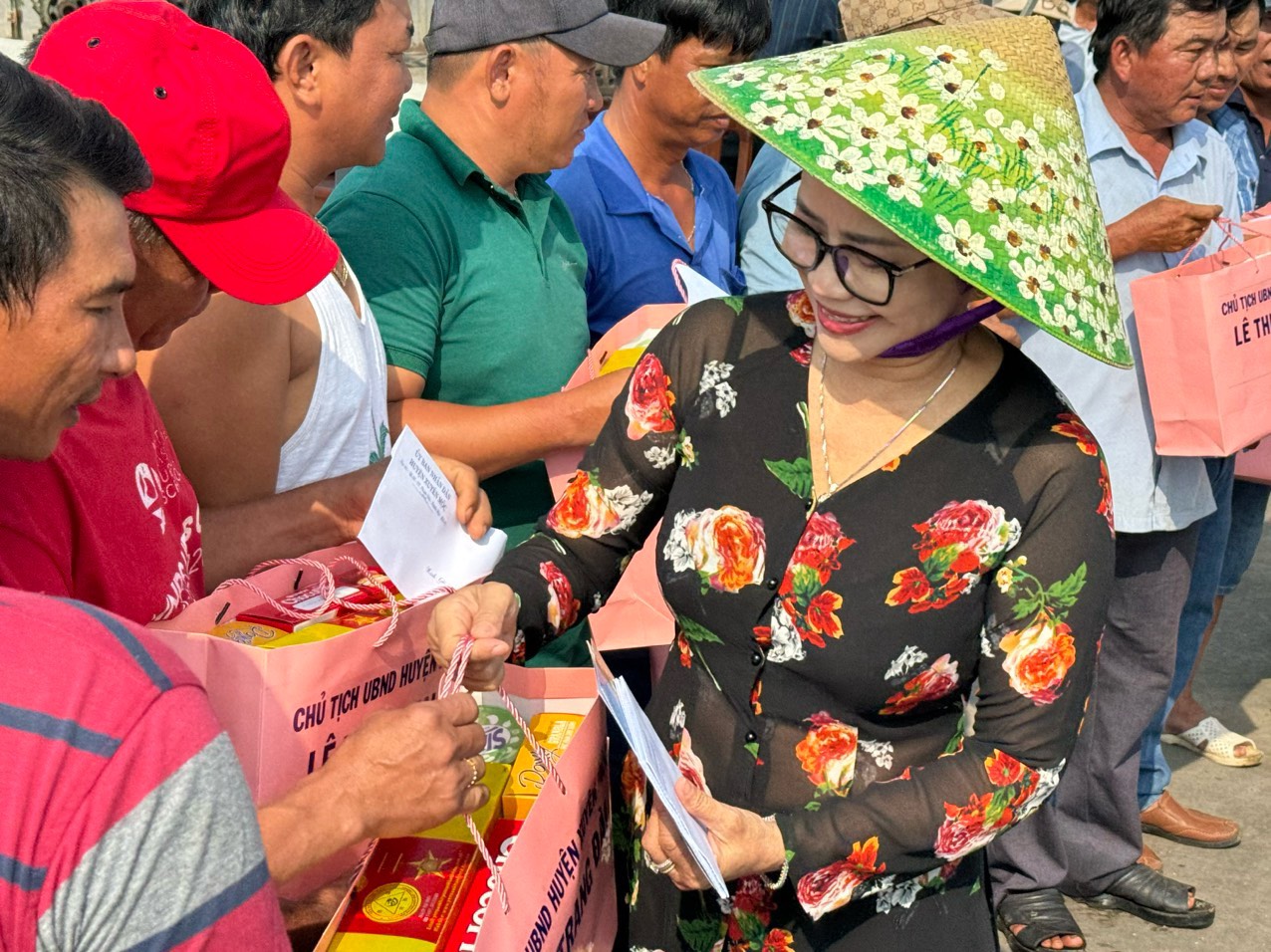 Bà Lê Thị Trang Đài, Chủ tịch UBND huyện Xuyên Mộc, tặng quà động viên ngư dân xuất bến ra khơi.