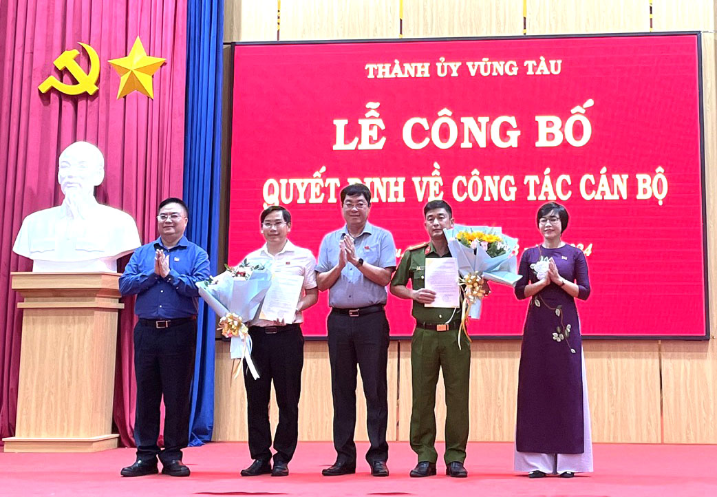 Lãnh đạo TP.Vũng Tàu trao quyết định và tặng hoa chúc mừng 2 cán bộ được chỉ định bổ sung tham gia Ban Chấp hành Đảng bộ thành phố.
