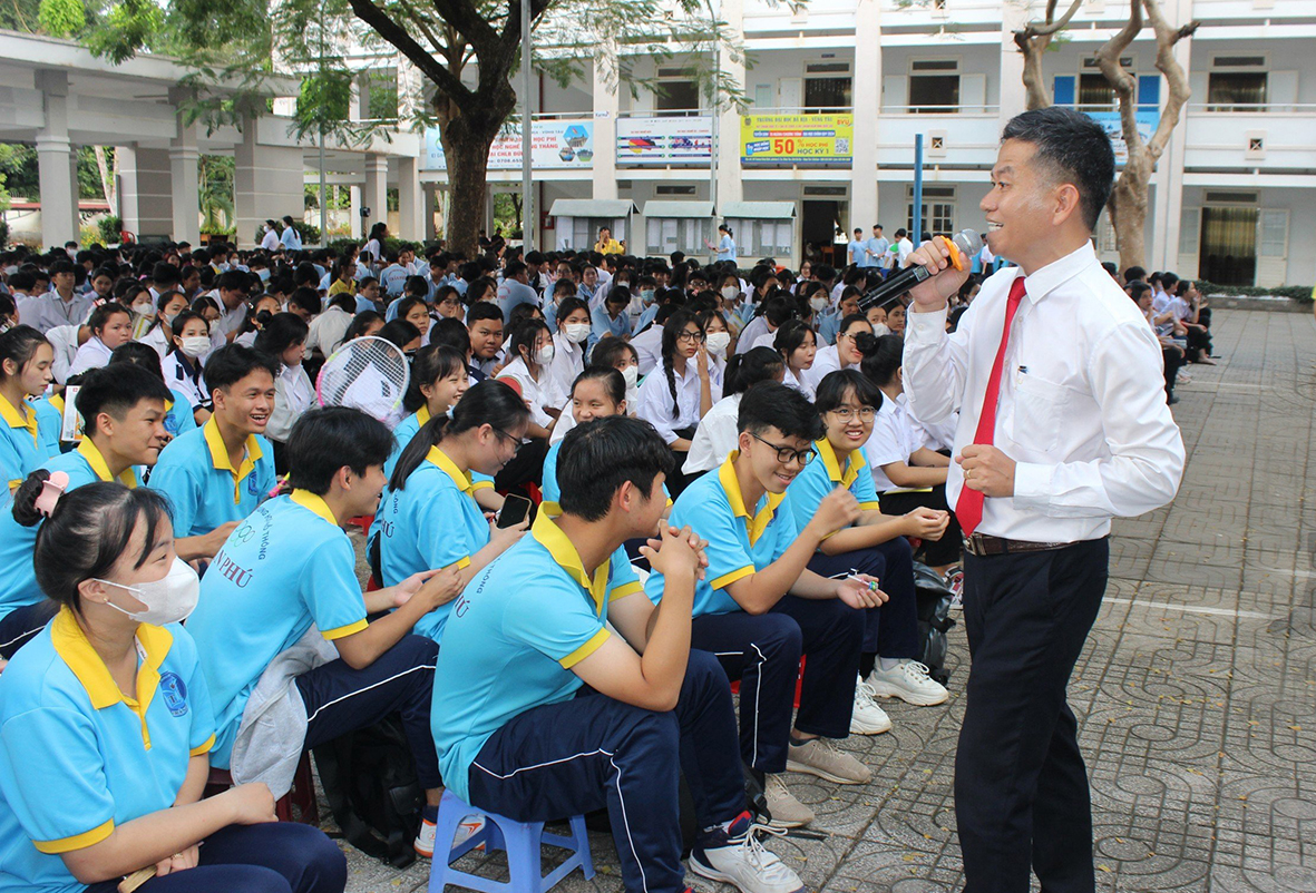 TS. Vũ Xuân Hướng, Trưởng Khoa Ngoại ngữ - Khoa học xã hội, Trưởng ngành Tâm lý học (Trường ĐH Bà Rịa-Vũng Tàu) tư vấn, định hướng ngành nghề cho HS Trường THPT Trần Phú (huyện Châu Đức) trong chương trình 