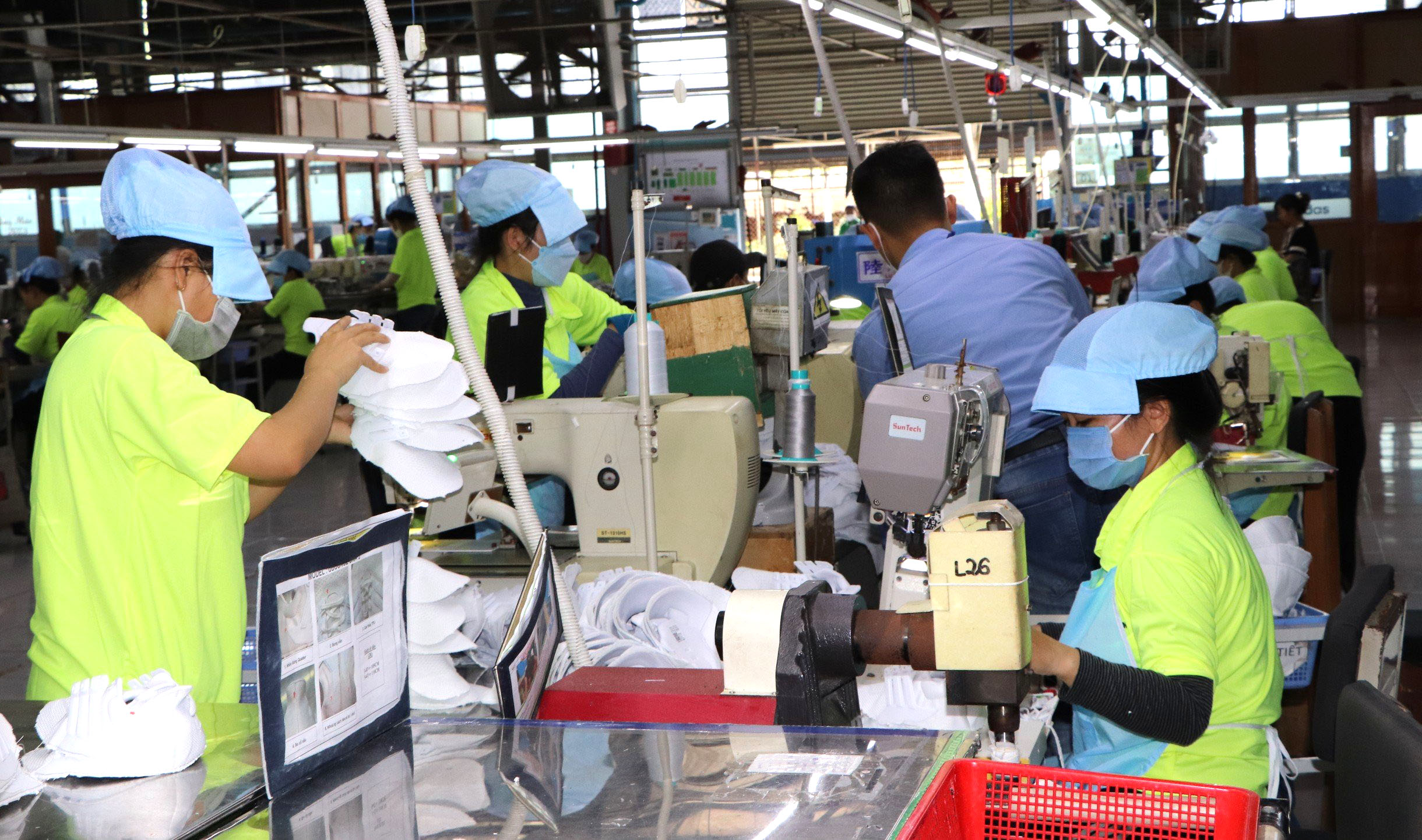 Công nhân Công ty Chang Chung Vina trong giờ làm việc.