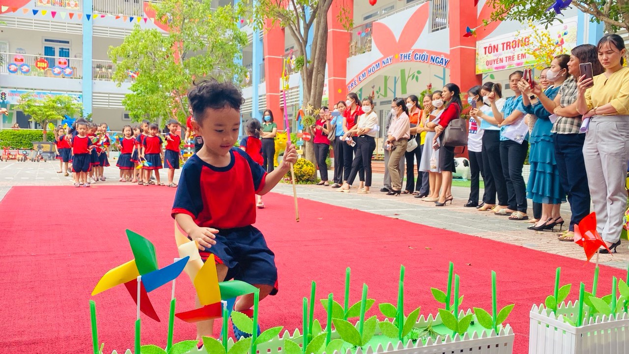 Bé  hào hứng tham gia trò chơi vận động “Chạy cùng chong chóng”