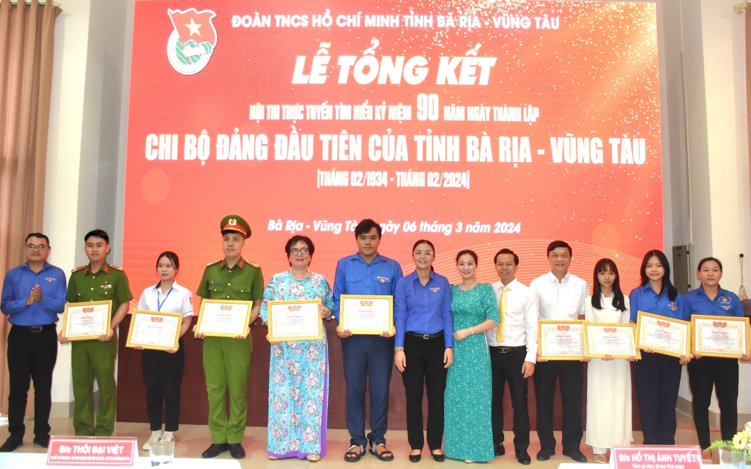 Ban tổ chức trao giải cho thí sinh xuất sắc đạt các giải Nhất, Nhì, Ba, Khuyến khích tham gia hội thi.