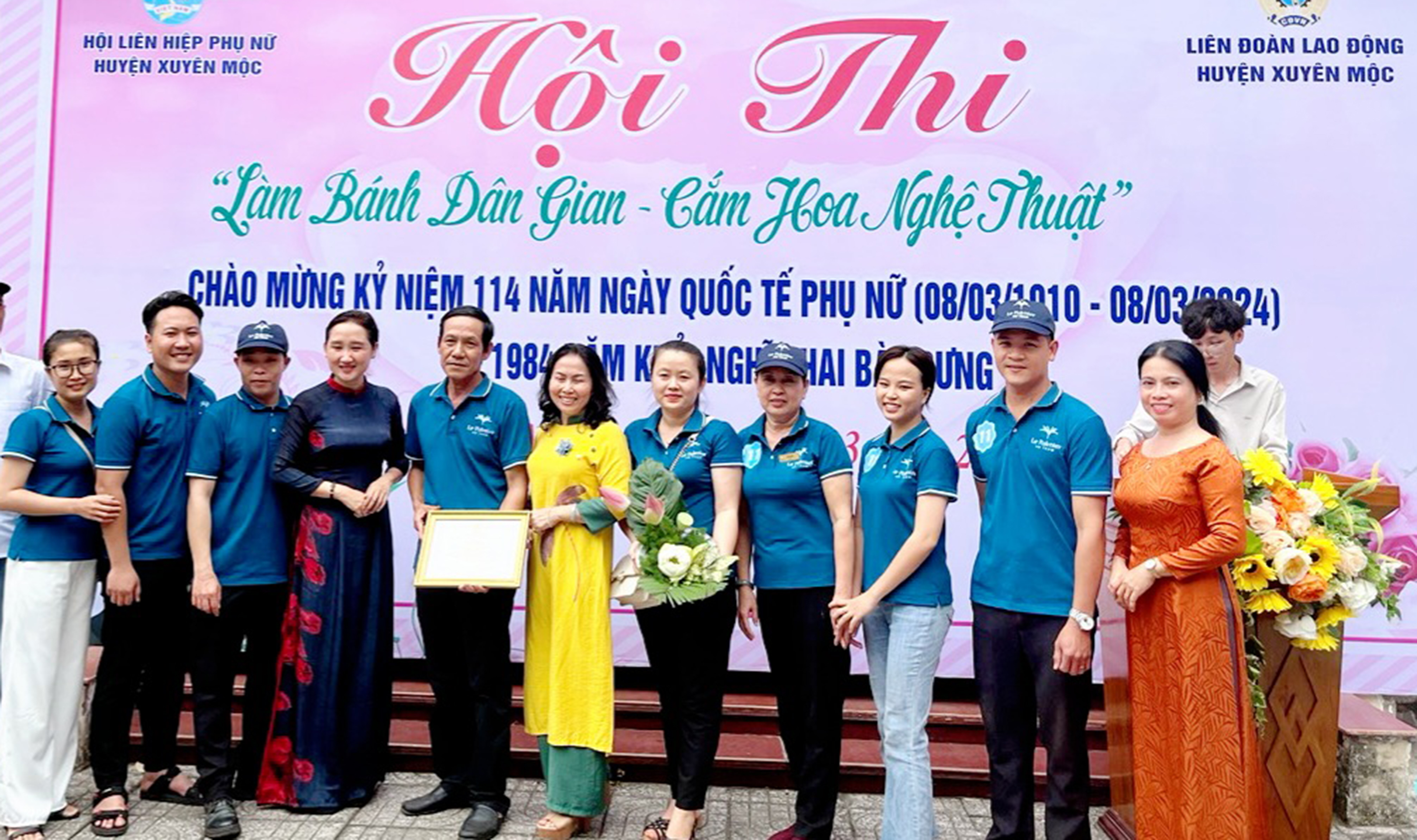 Ban tổ chức trao giải cho các đội thi.