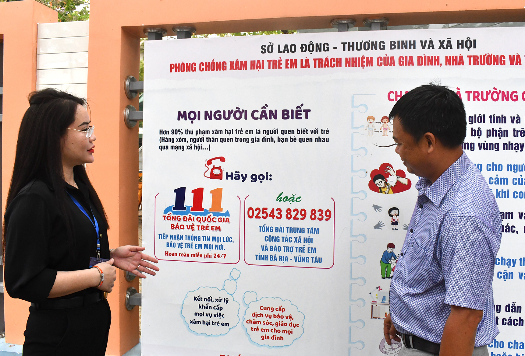 Bà Nguyễn Thị Ngọc Trâm, Chủ tịch UBND phường Phước Trung khảo sát vị trí đặt 