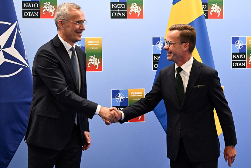 Tổng Thư ký NATO Jens Stoltenberg (trái) và Thủ tướng Thụy Điển Ulf Kristersson.