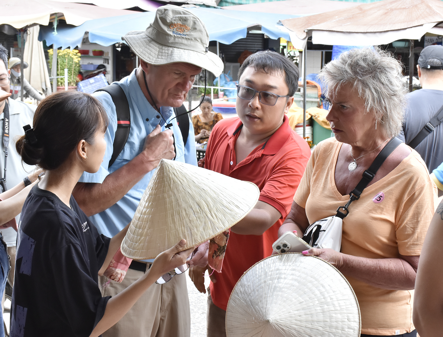 Mặt hàng nón lá được du khách nước ngoài ưa chuộng khi tham quan chợ Hòa Long.