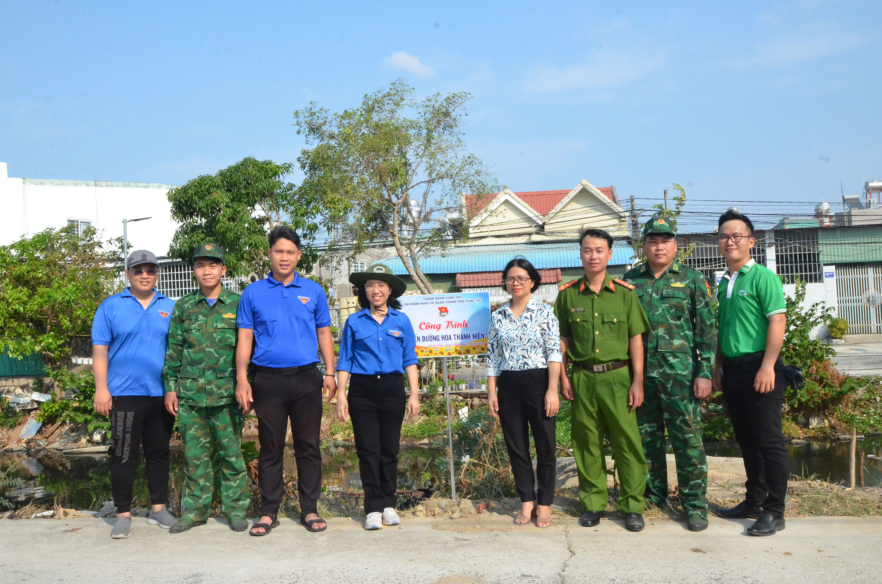 Sau khi trồng xong, các Chi đoàn đã bàn giao công trình đường hoa cho khu phố 1, phường 11 bảo vệ, chăm sóc cây.