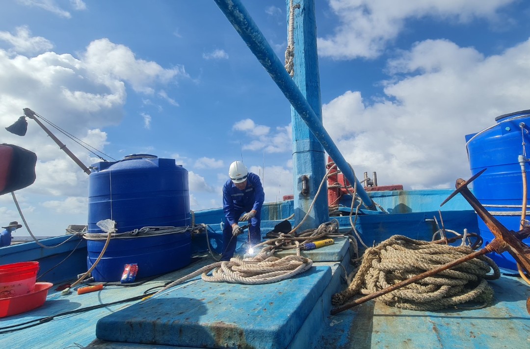 Tàu cá BTh95929TS do ông Nguyễn Năm (tỉnh Bình Thuận) làm thuyền trưởng bị sự cố hệ thống cẩu đẫ được khắc phục ngay trên biển.
