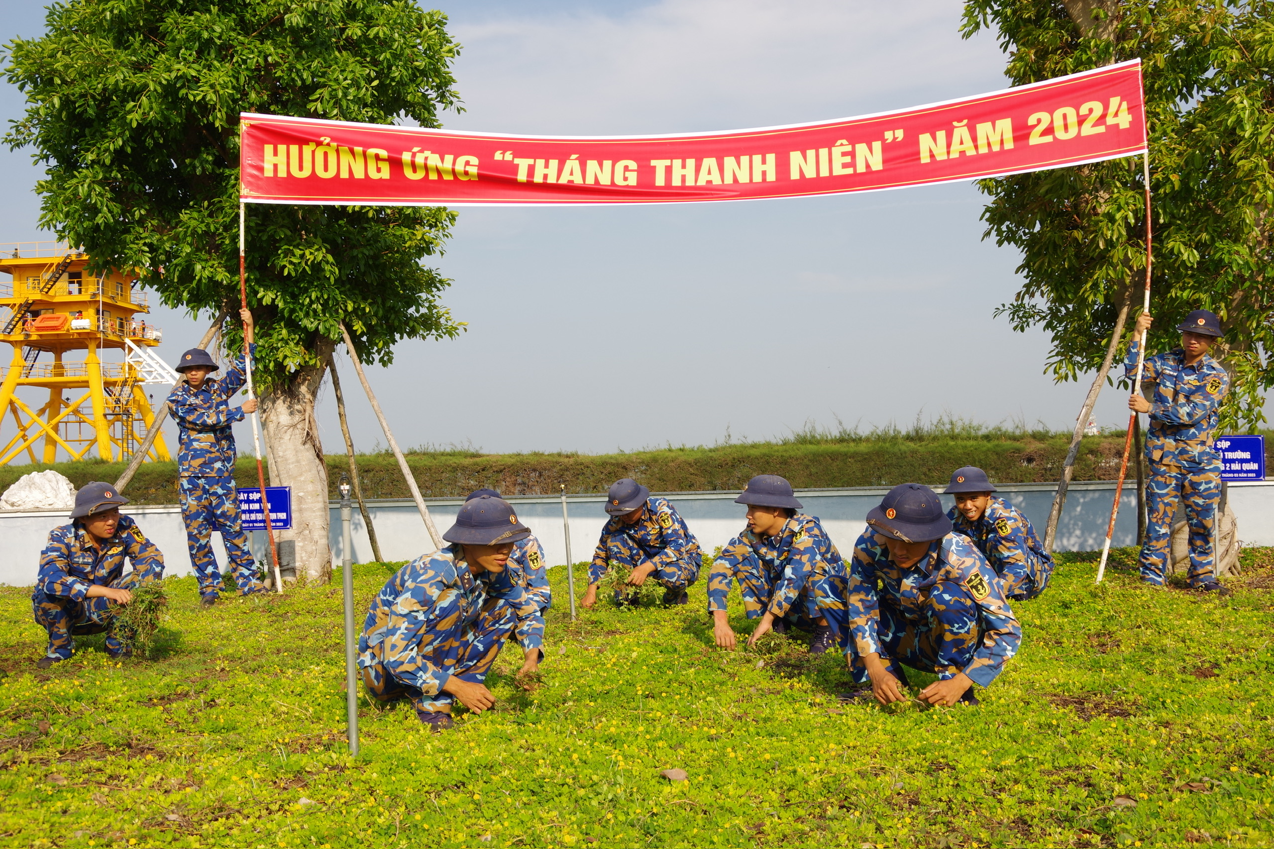 Đoàn viên thanh niên Bộ tư lệnh Vùng 2 Hải quân, ra quân dọn dẹp Khuôn viên văn hóa của đơn vị,  hưởng ứng Tháng thanh niên năm 2024.