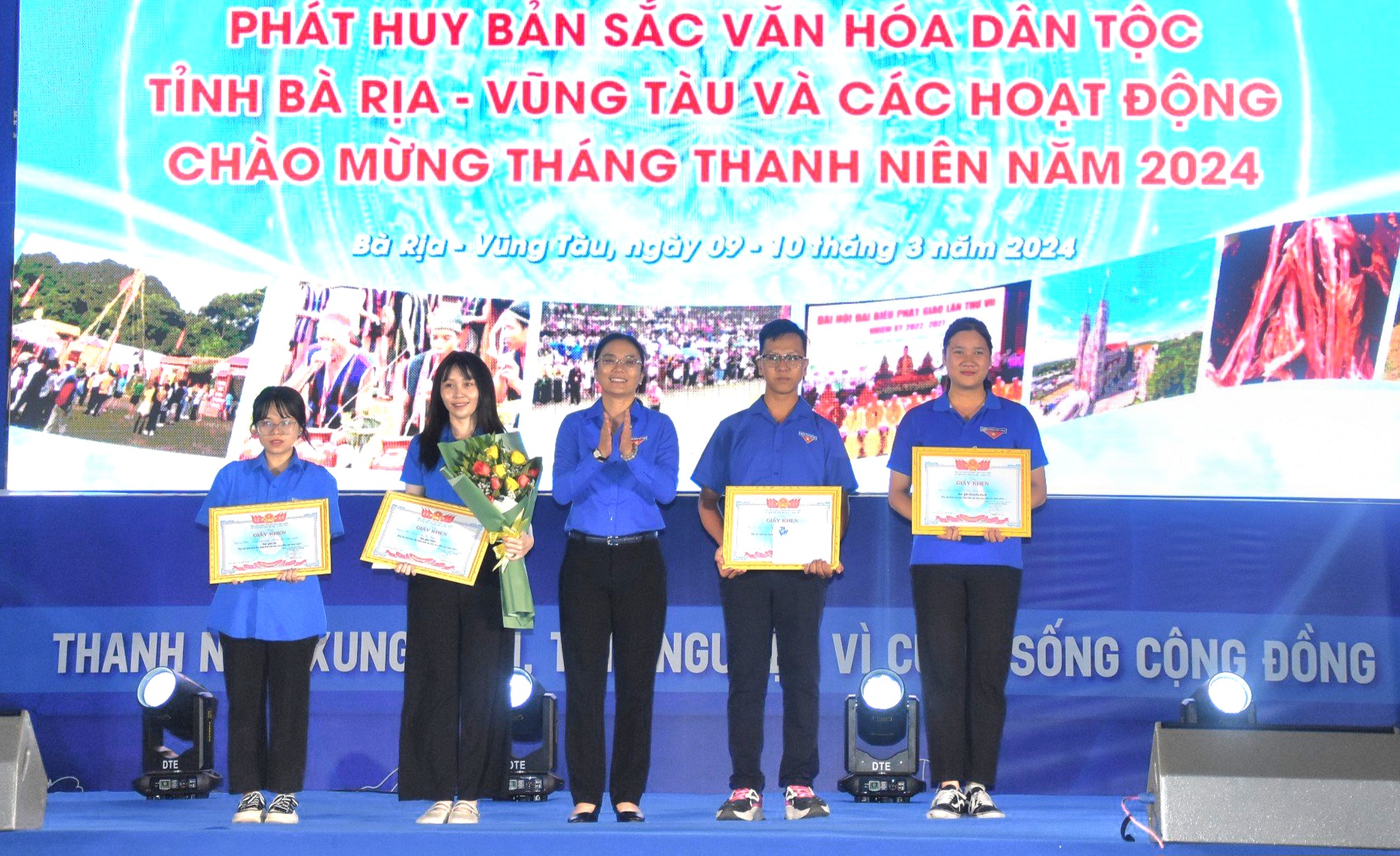 Chị Hồ Thị Ánh Tuyết, Bí thư Tỉnh Đoàn trao giải cho các đội thi xuất sắc tham gia hội thi cuộc thi nấu ăn tinh hoa bản sắc văn hóa dân tộc.