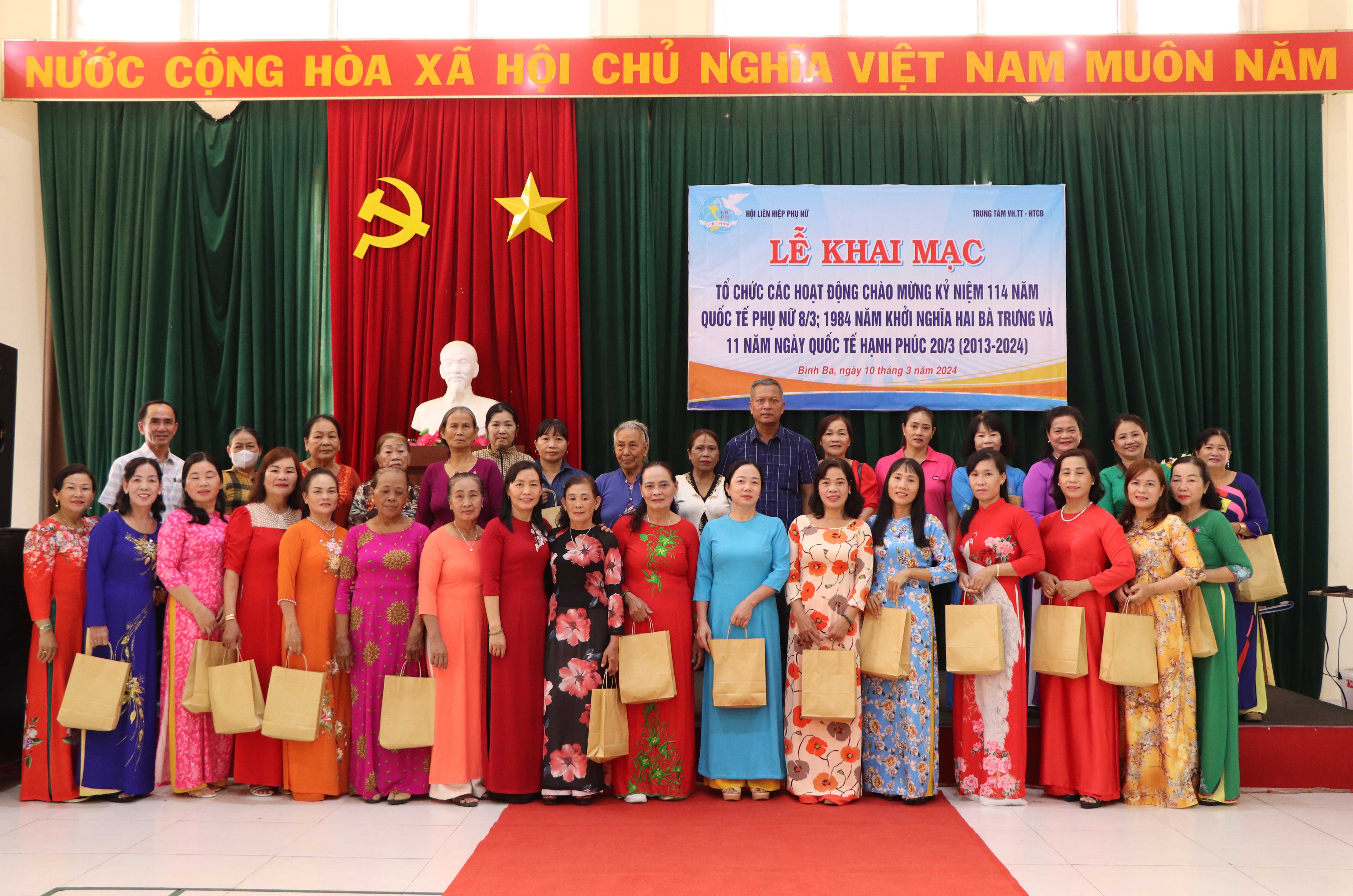 Lãnh đạo UBND xã Bình Ba đã trao tặng quà cho chị em phụ nữ khó khăn trên địa bàn.