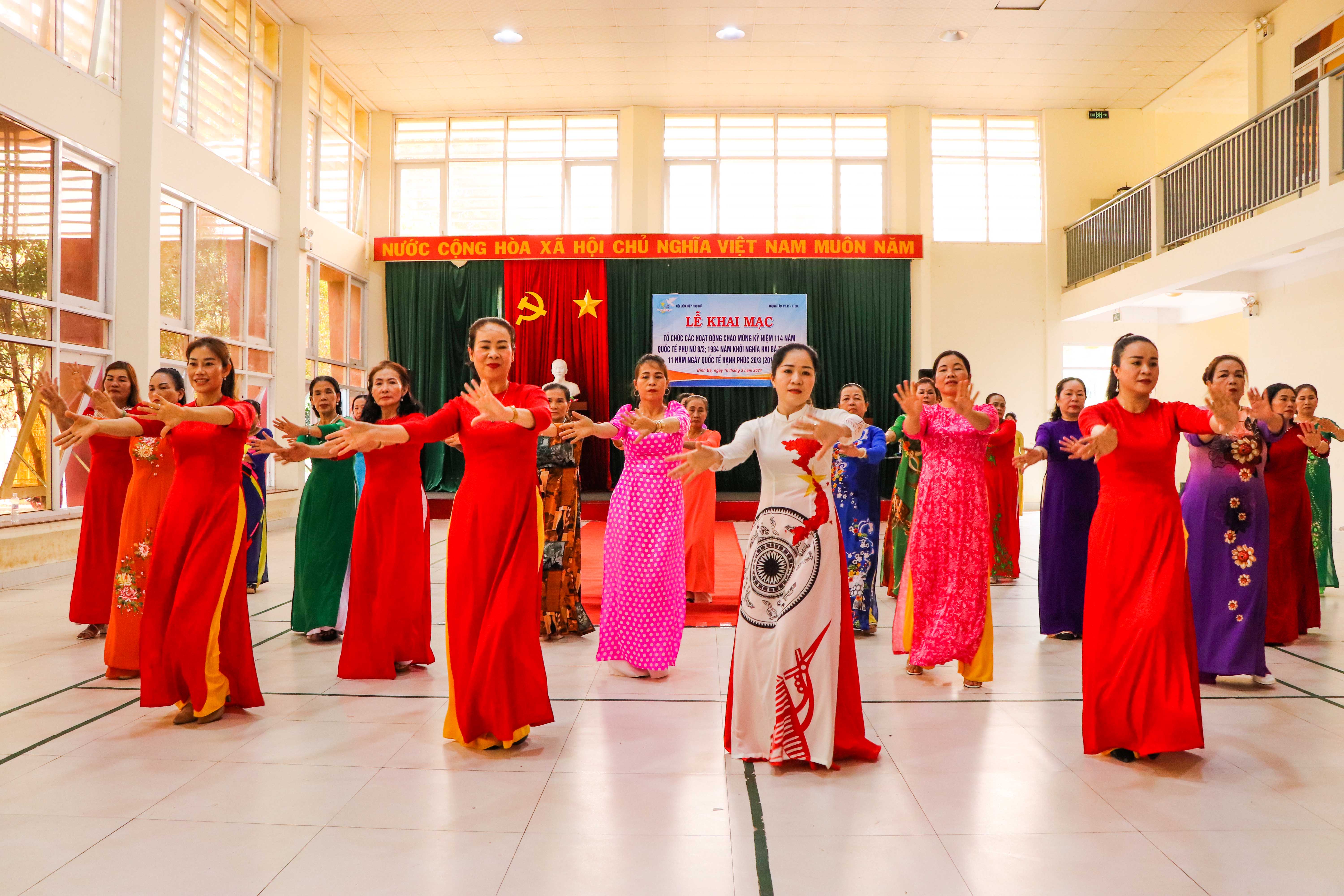 Phụ nữ xã Bình Ba tham gia nhảy dân vũ.