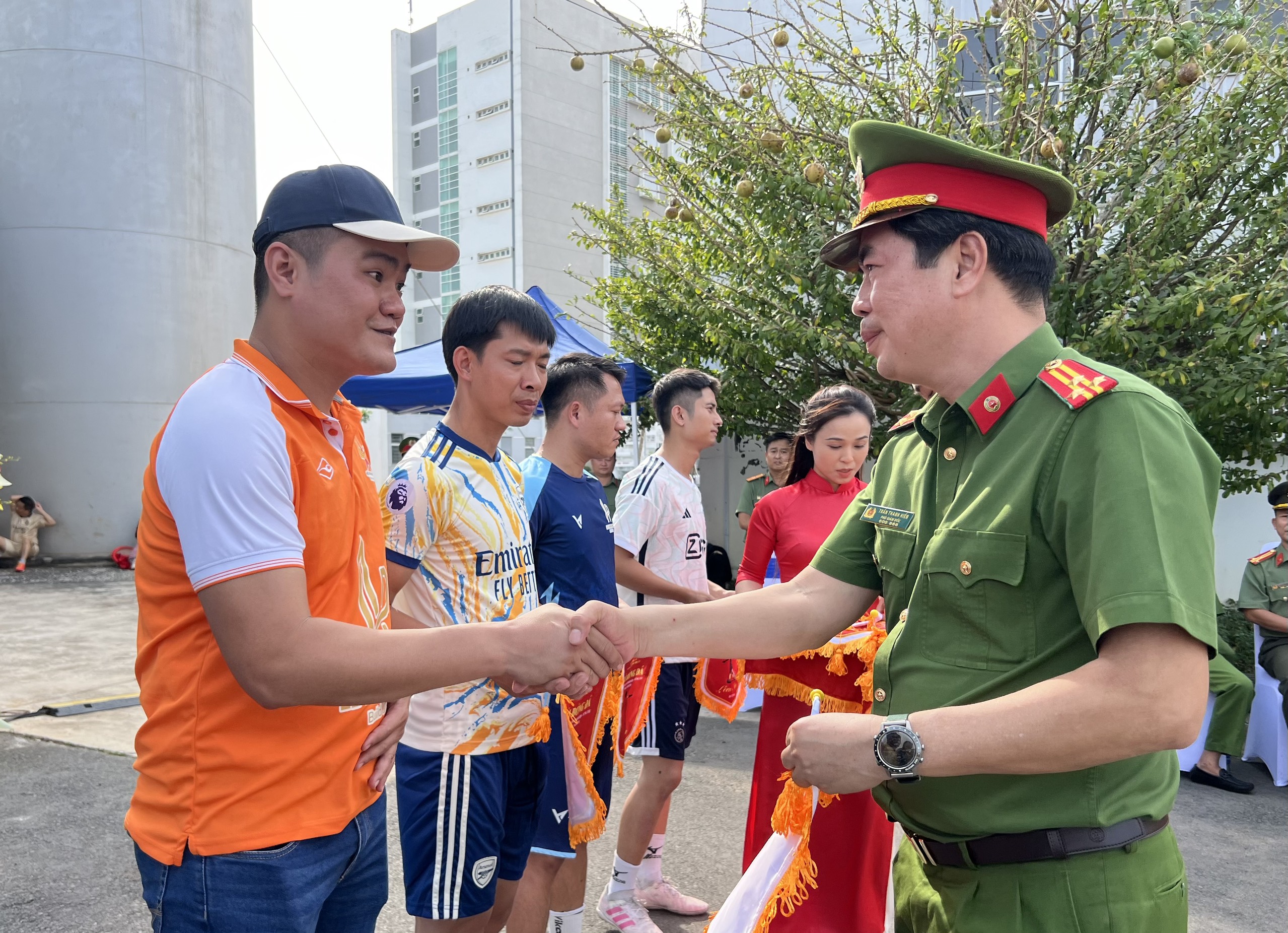 Trung tá Trần Thanh Hiển, Phó Giám đốc Công an tỉnh trao cờ lưu niệm cho các đội tham gia.