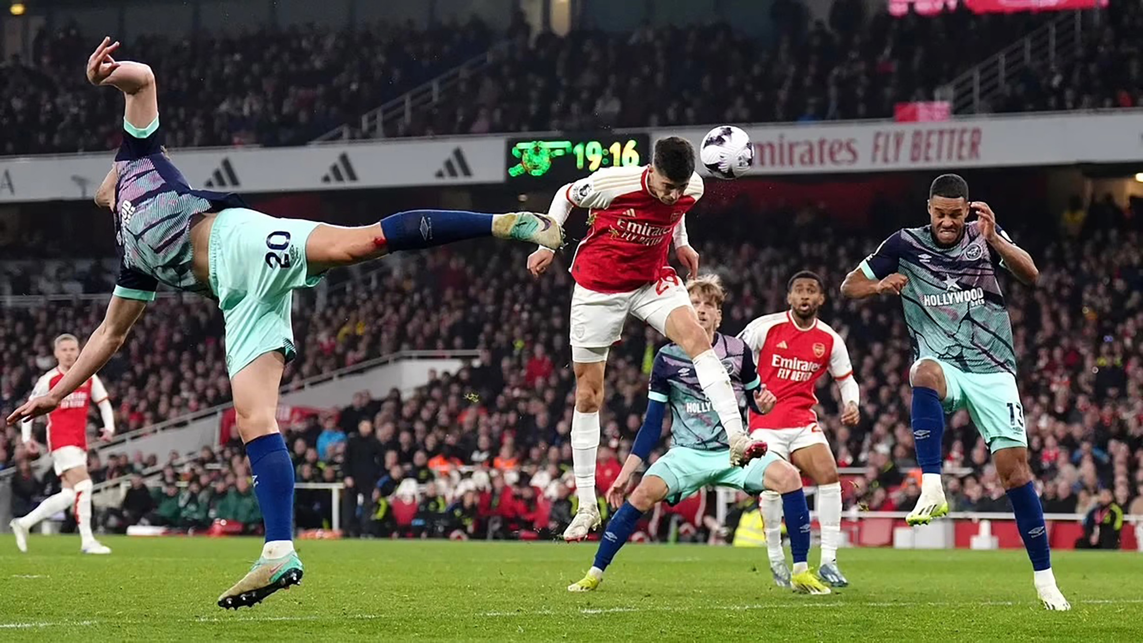 Cú đánh đầu quyết định của Kai Havertz giúp Arsenal toàn thắng 8 vòng đấu đầu tiên của một năm dương lịch.