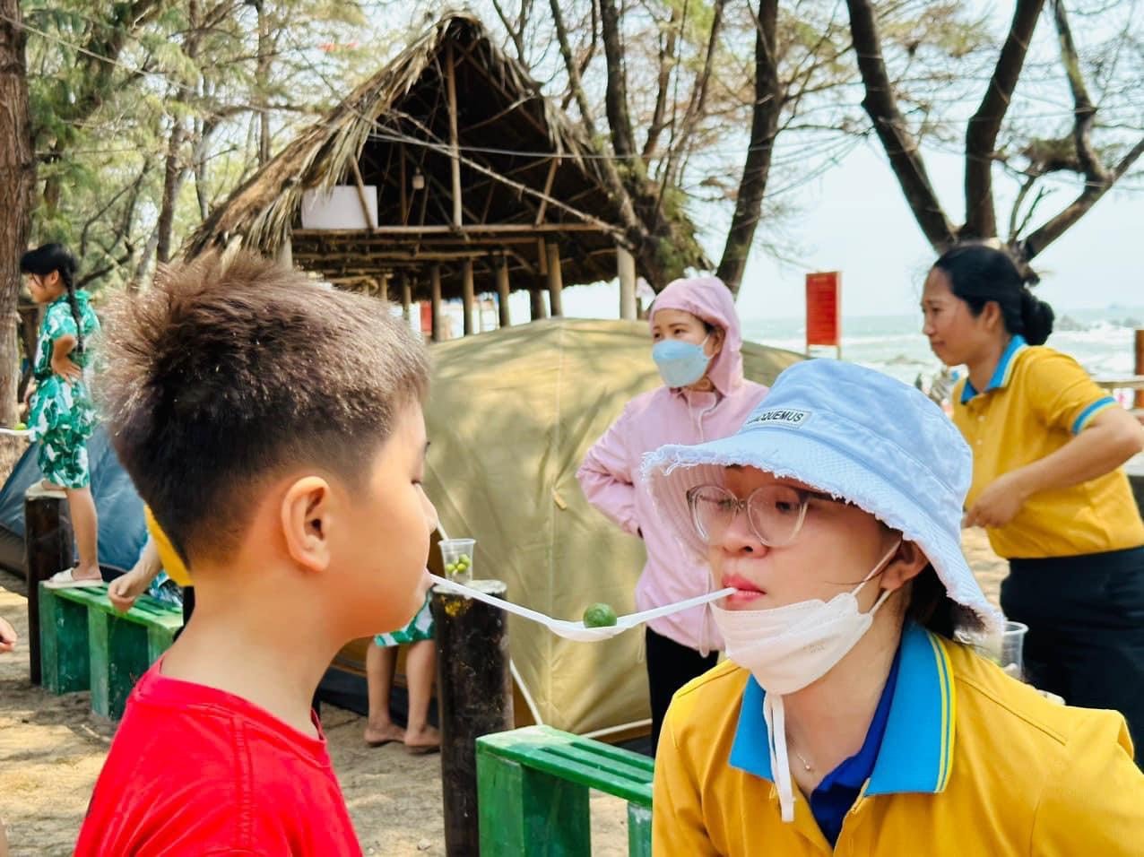 Các gia đình chơi trò vận động tại chương trình.