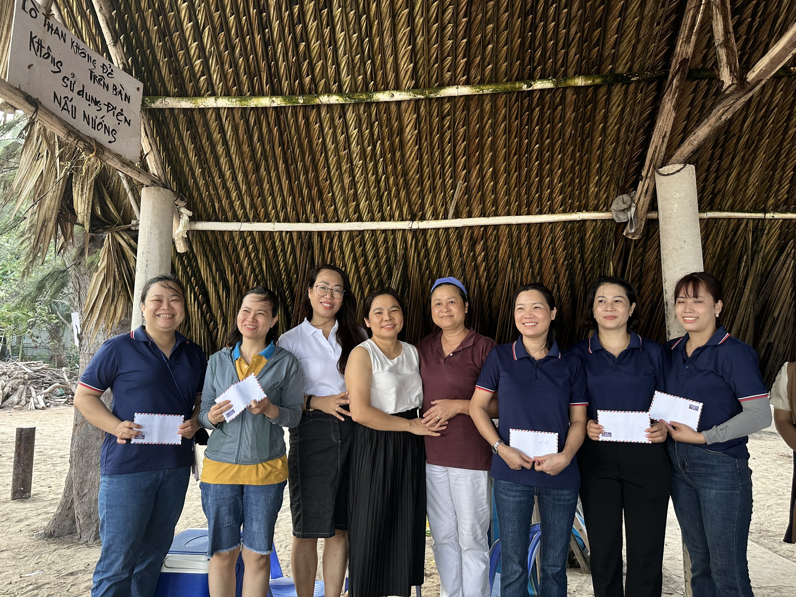 Dịp này, Đại diện DN Khu du lịch Đèo Nước Ngọt tặng 5 suất quà cho 5 gia đình có hoàn cảnh khó khăn, mỗi suất 500 ngàn đồng.