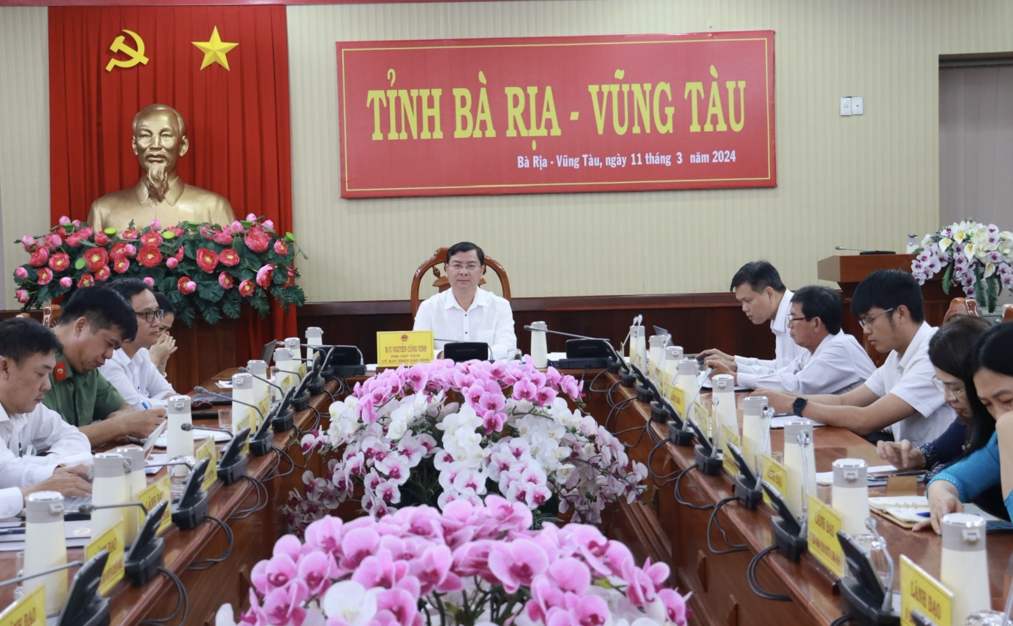 Ông Nguyễn Công VInh, Phó Chủ tịch UBND tỉnh và đại diện các lãnh đạo sở, ngành tham dự hội nghị tại đầu cầu tỉnh Bà Ria- Vũng Tàu