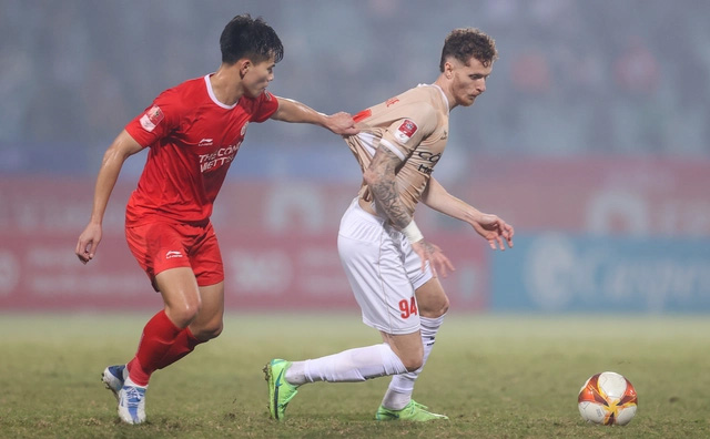 Một pha kéo áo như thế này của Thanh Bình đã khiến đội tuyển Việt Nam bị thổi 11m ở trận thua Indonesia tại Asian Cup 2023, nhưng trung vệ này vẫn chưa từ bỏ thói quen ấy khi về đá V-League.