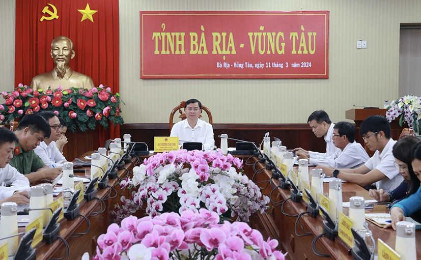 Ông Nguyễn Công Vinh, Phó Chủ tịch UBND tỉnh và các đại biểu đại diện các sở, ngành tham dự hội nghị họp.