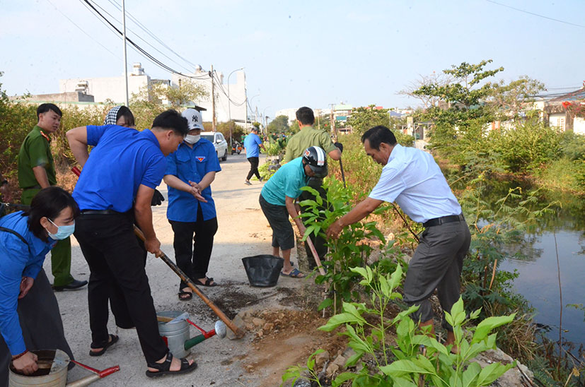 Đoàn viên thanh niên, cán bộ, người dân KP.1, phường 11 trồng cây xanh dọc bờ kênh khu Khang Linh.