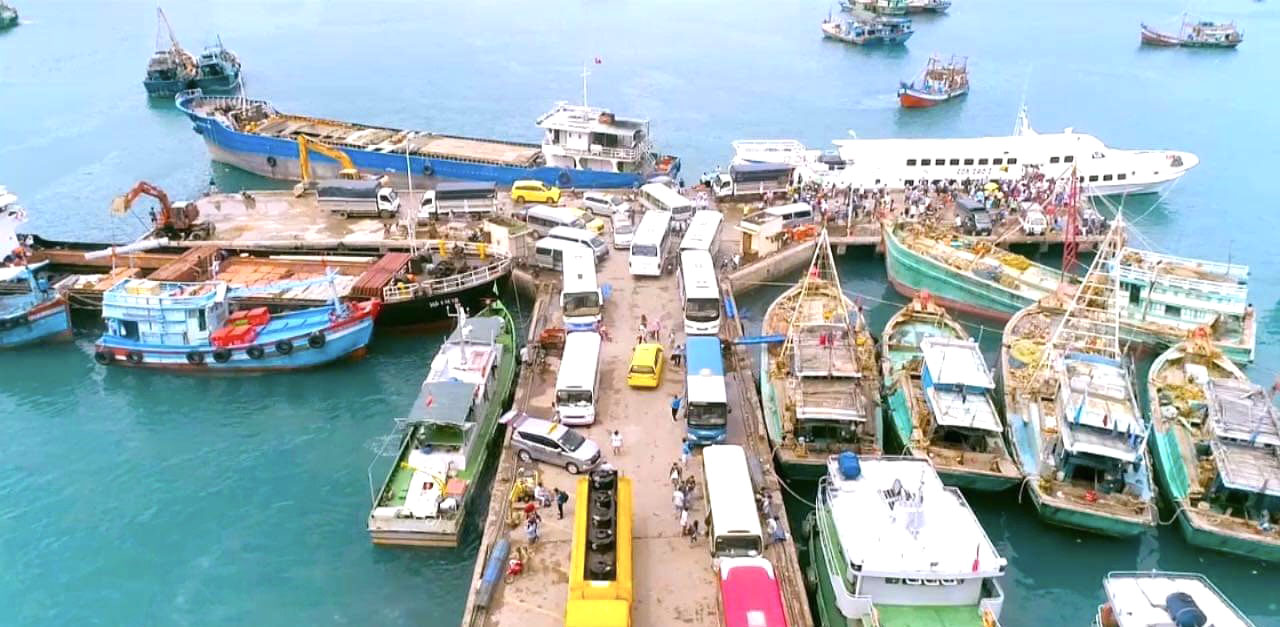 Các phương tiện thủy nội địa neo đậu tại cảng Bến Đầm (Côn Đảo).
