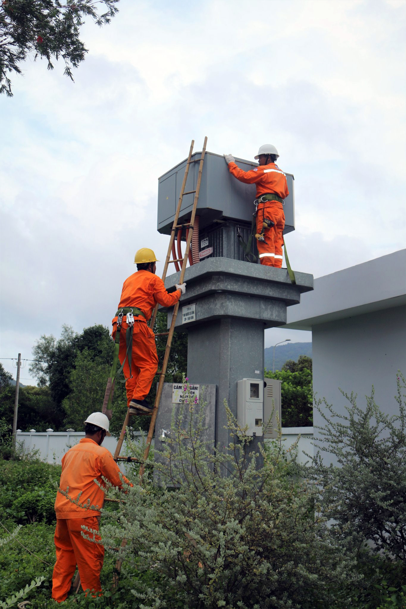 Quốc hội vừa có nghị quyết cấp vốn kéo lưới điện ra Côn Đảo, dự án này hoàn thành góp phần quan trọng vào sự phát triển của huyện đảo trong tương lai. Trong ảnh: Điện lực Côn Đảo bảo trì hệ thống cấp điện hiện nay.