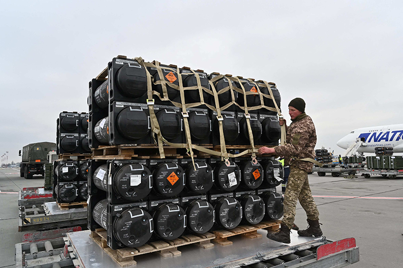 Lô tên lửa Javelins do Mỹ viện trợ được chuyển tới sân bay ở Kiev, Ukraine.