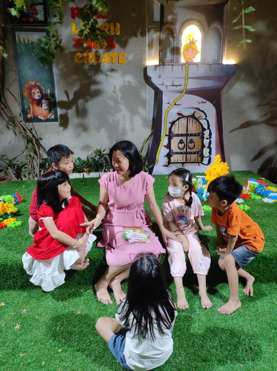 Các em nhỏ thích thú nghe câu truyện “Bạch Tuộc lên sân khấu”  của cô Thái Song Khê.