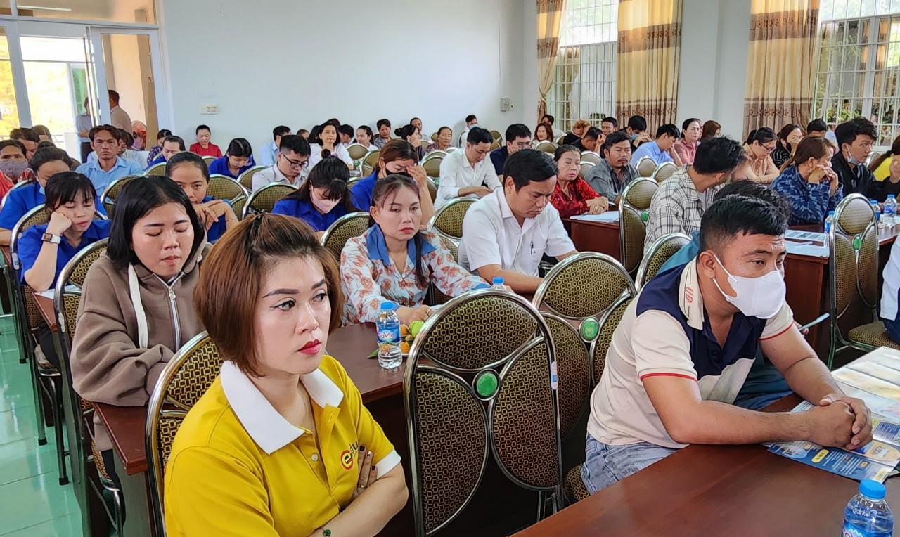 NLĐ tham gia hội thảo 