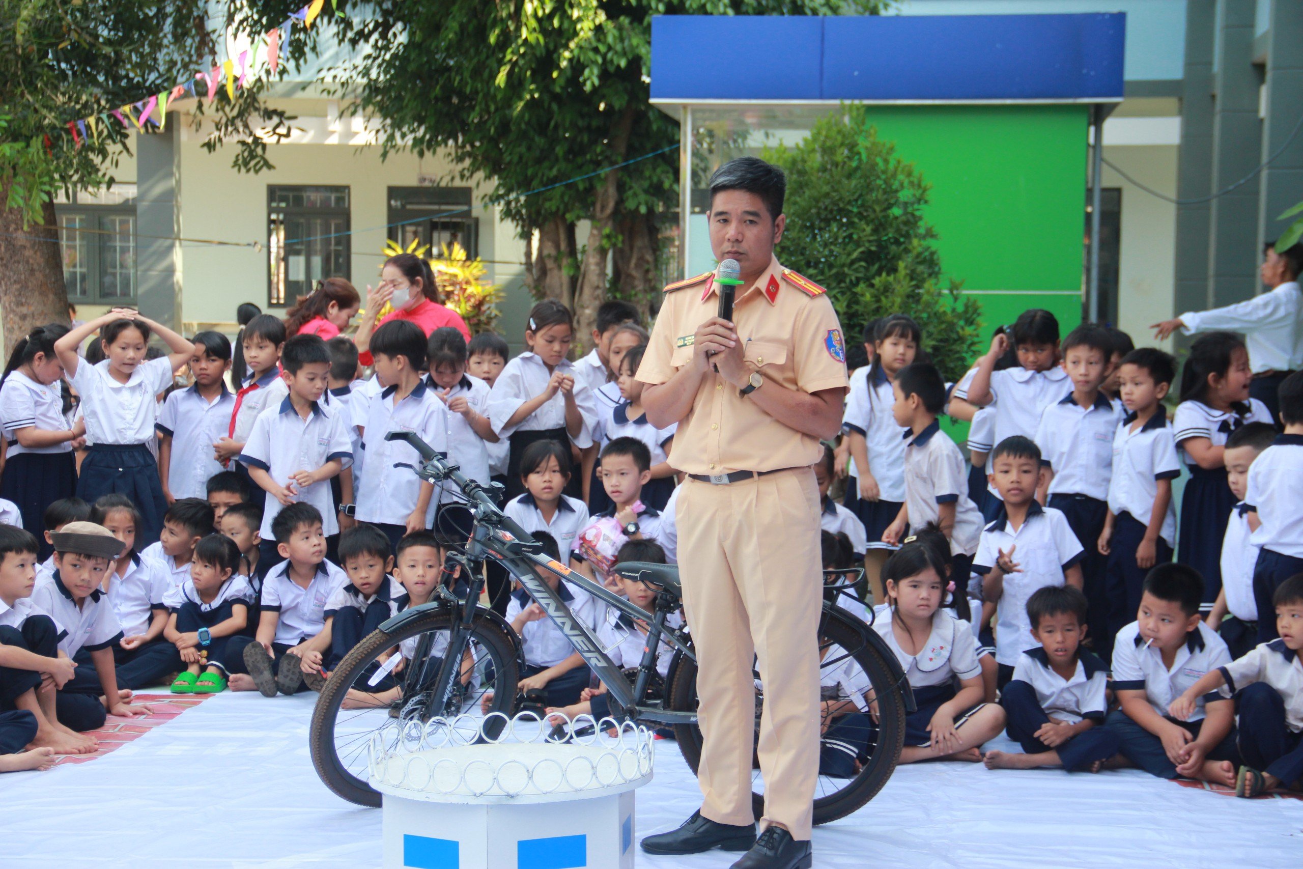 Thiếu tá Hoàng Bá Tuấn, Phó Phòng Cảnh sát giao thông, Công an tỉnh tuyên truyền kiến thức Luật Giao thông đến với các em HS