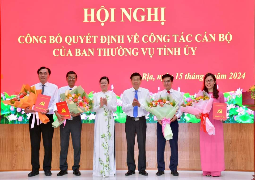 Lãnh đạo TP.Bà Rịa trao quyết định và tặng hoa chúc mừng các cán bộ  được chỉ định bổ sung tham gia Ban Chấp hành Đảng bộ thành phố. 