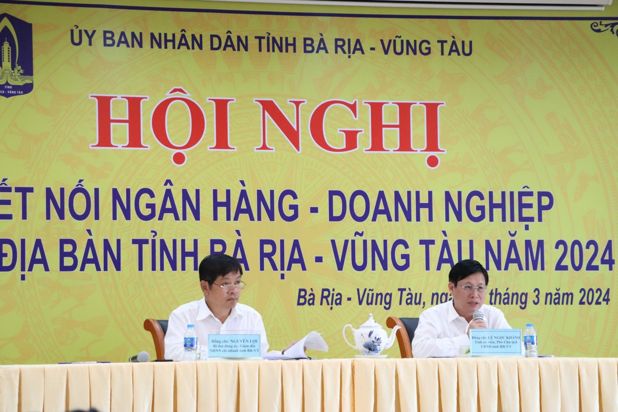 Ông Lê Ngọc Khánh, Phó Chủ tịch UBND tỉnh và ông Nguyễn Lợi, Giám đốc NHNN - Chi nhánh tỉnh đồng chủ trì hội nghị.