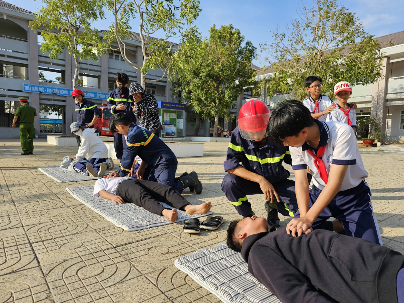 Học sịnh được hướng dẫn di chuyển người bị nạn và sơ cấp cứu ban đầu khi xảy ra cháy