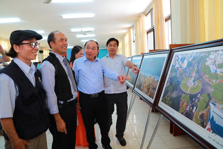 Các đại biểu xem triển lãm ảnh trong chương trình lễ kỷ niệm Ngày truyền thống Nhiếp ảnh Việt Nam.