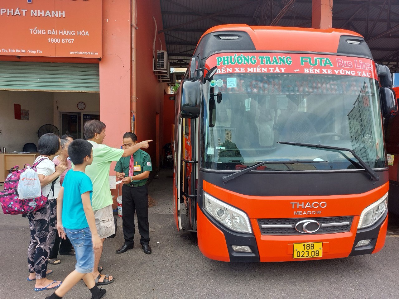 Nhân viên Chi nhánh Phương Trang Vũng Tàu hướng dẫn hành khách lên xe tại Bến xe Vũng Tàu