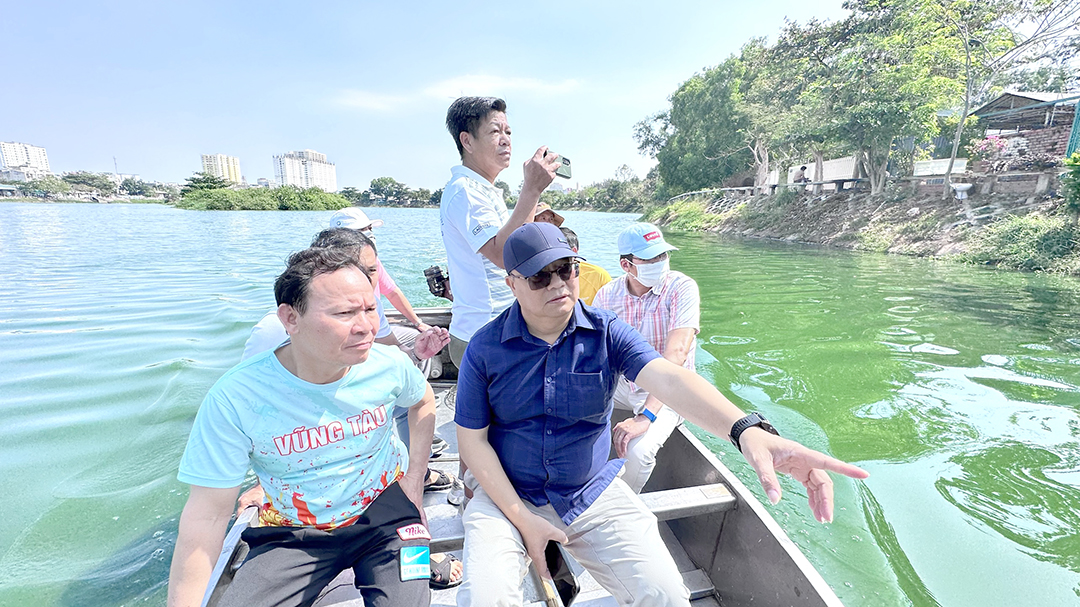 Ông Hoàng Vũ Thảnh, Chủ tịch UBND TP.Vũng Tàu trực tiếp khảo sát hồ Bàu Sen sáng 17/3.