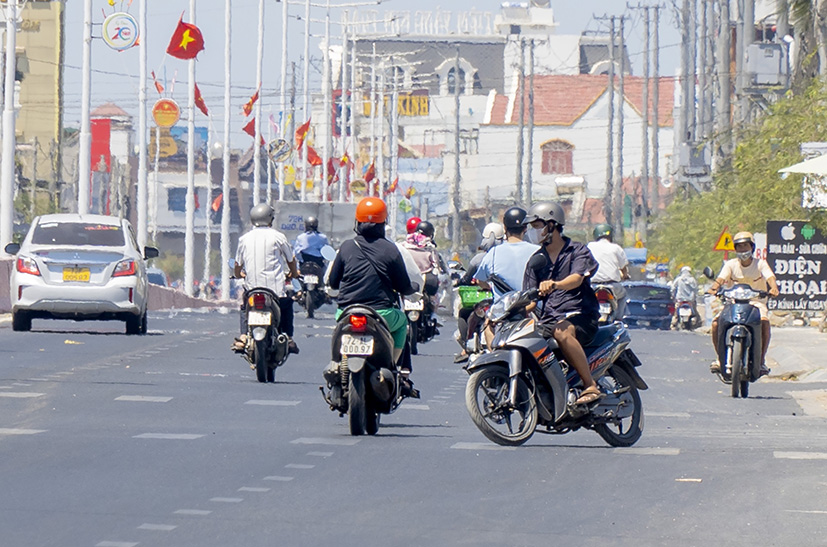 Người điều khiển xe máy đi ngược chiều trên tuyến đường thuộc xã Phước Hưng (huyện Long Điền).