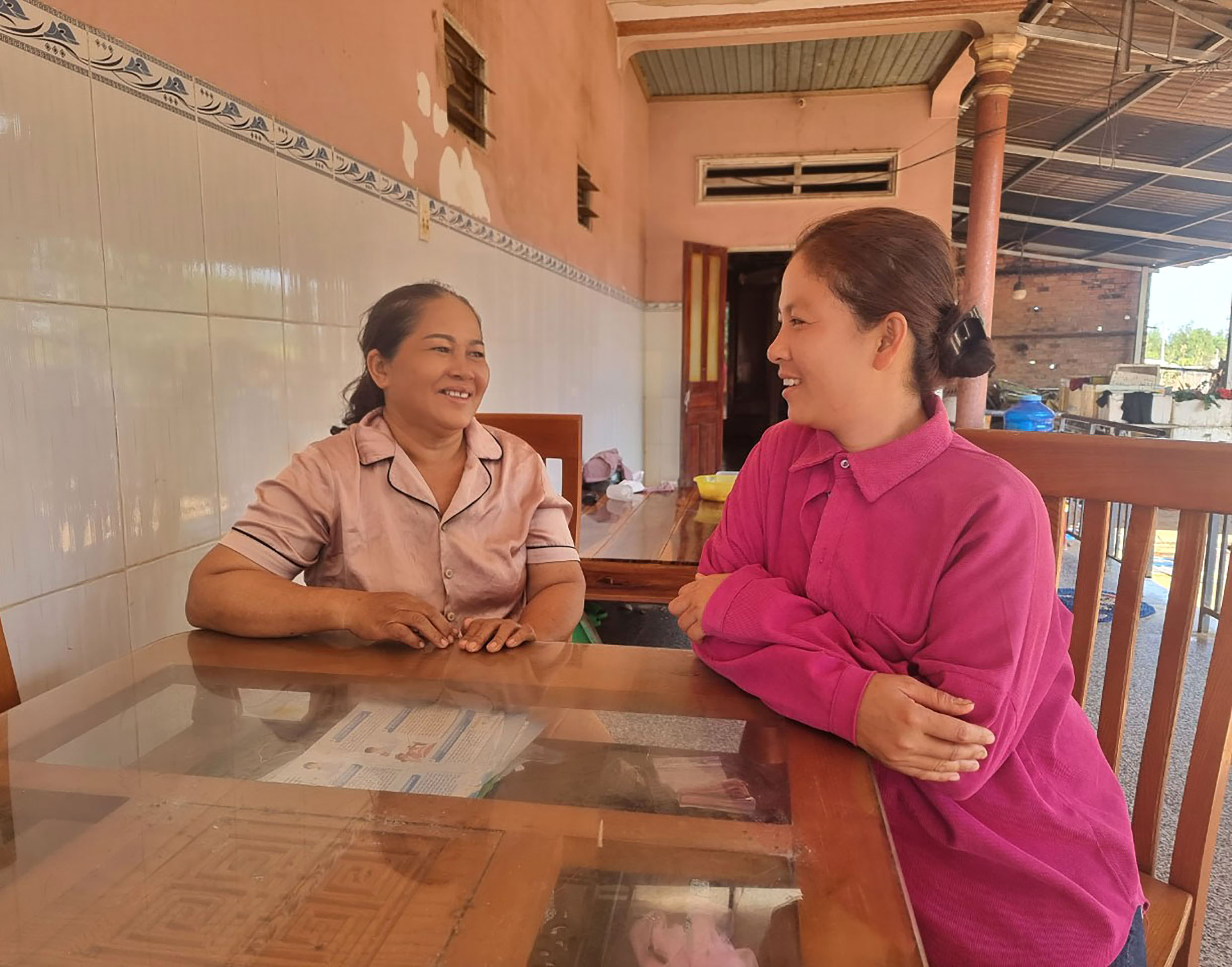 Bà Đào Thị Dương (trái) tuyên truyền, chia sẻ về chính sách dân số cho phụ nữ ở thôn Lồ Ồ, xã Đá Bạc, huyện Châu Đức.